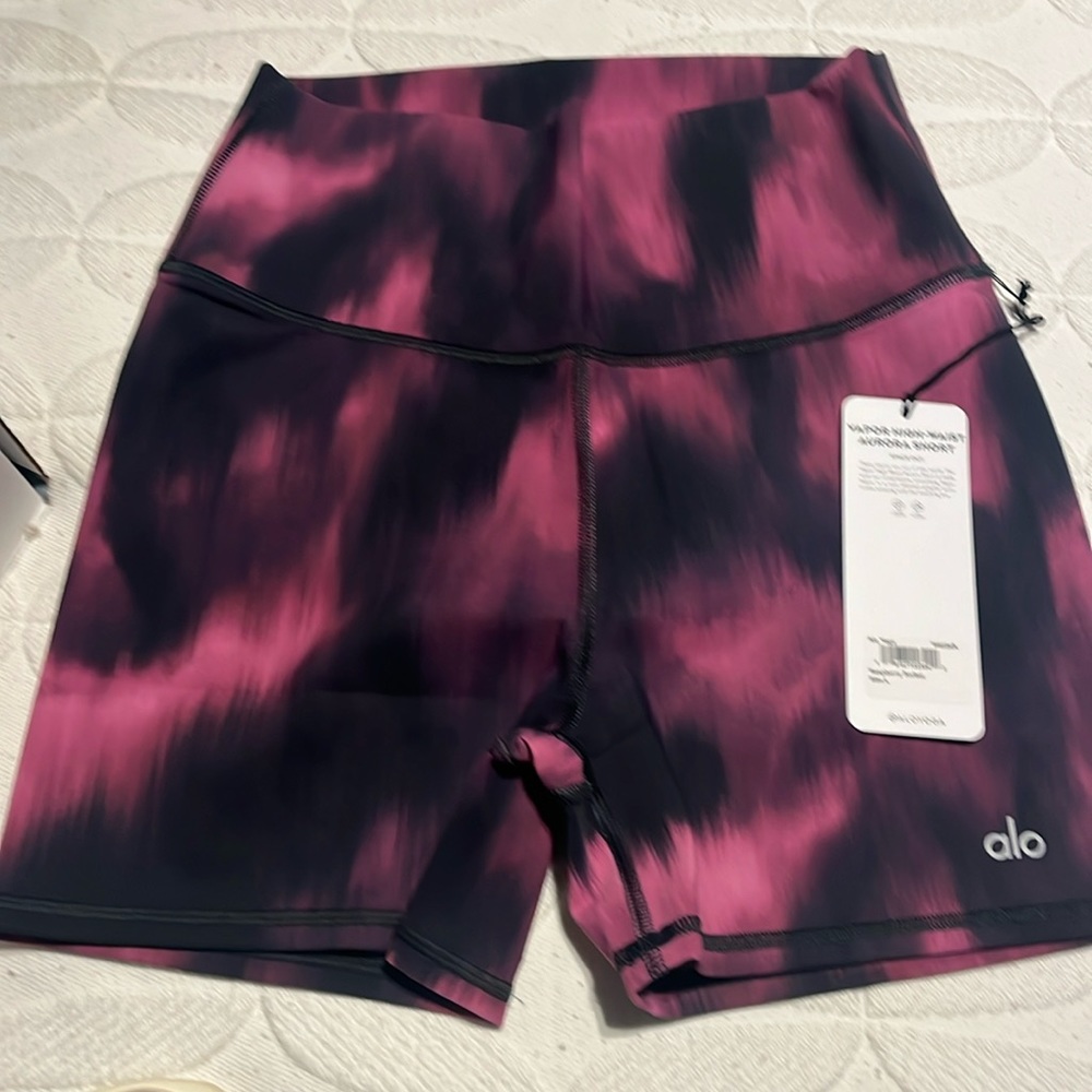 NWT high waist aurora short ALO yoga size large
